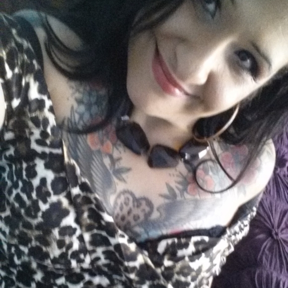 Meet your Posher, Danielle - Picture 3 of 6